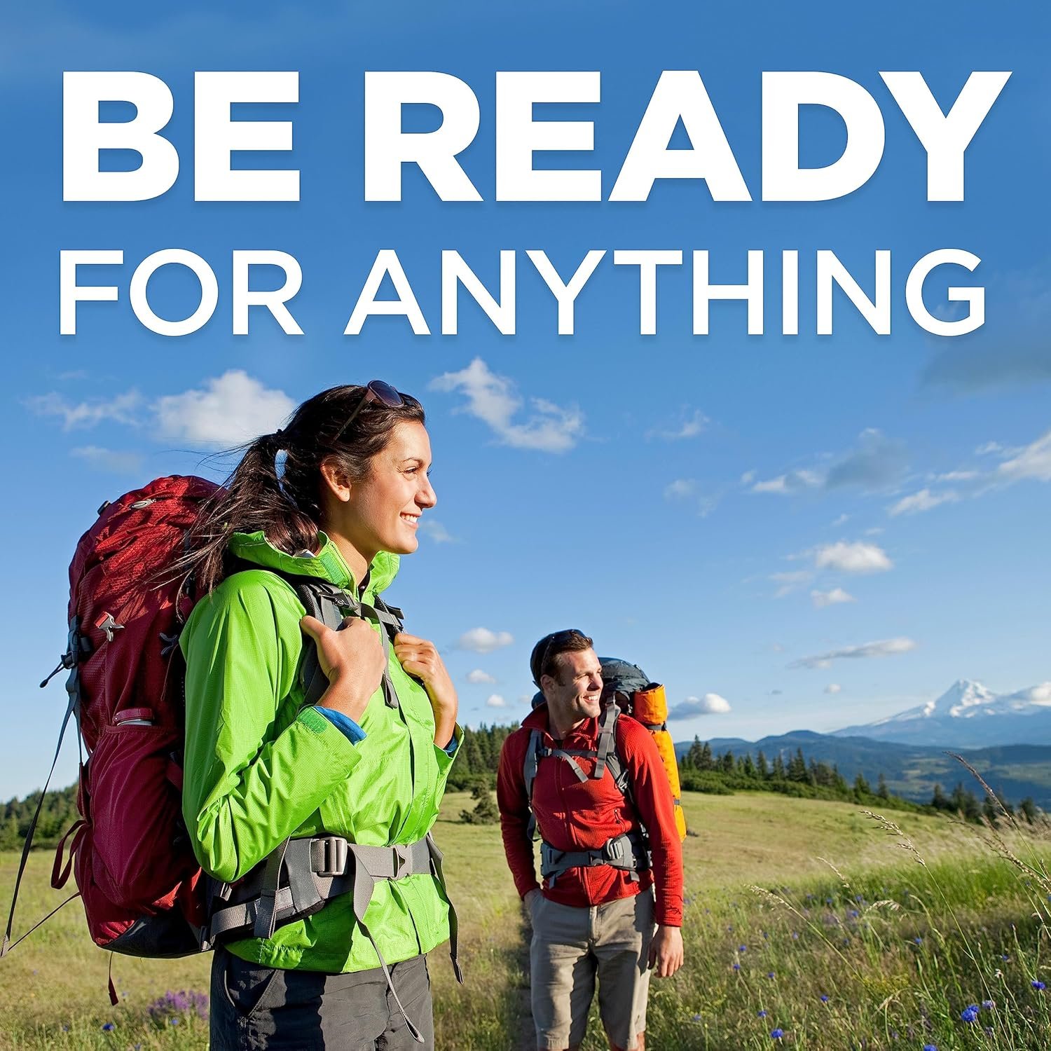 Personas acampando preparadas con botiquines de primeros auxilios